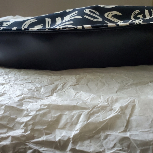 Guess print graffiti hobo handbag with magnetic closure - Picture 7 of 9